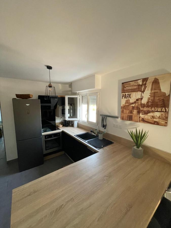 Agreable T2 Traversant Rdc Avec Terrasse + Balcon+ Parking 2 Places Apartment